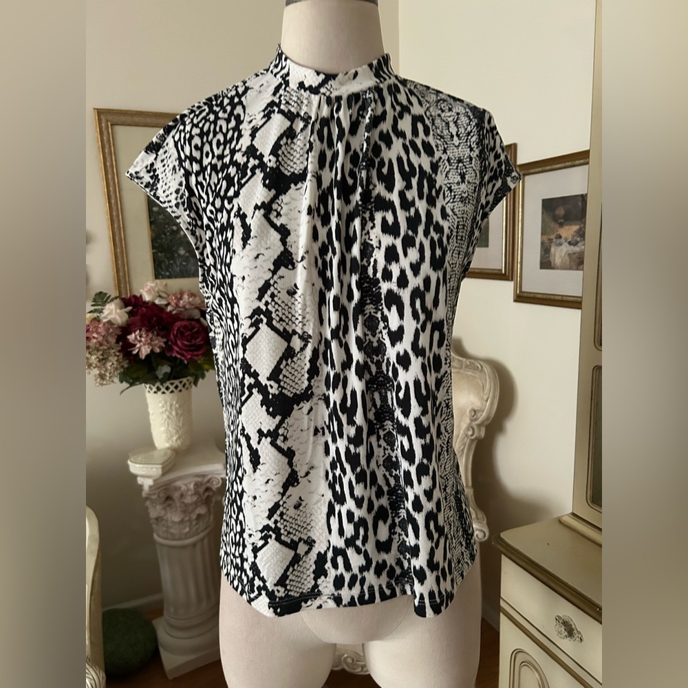 Cleo Petites Almost New Black and White Patterned Blouse size MP C:4453
